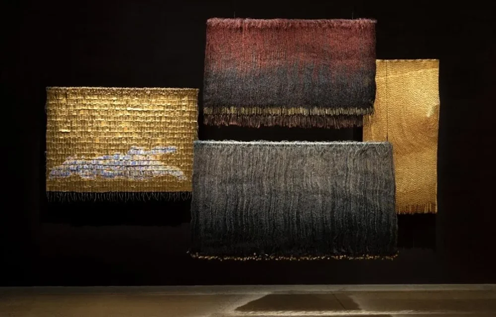 Olga de Amaral: el hilo, el oro y la luz. La artista que transformó el Fiber Art contemporáneo