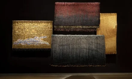 Olga de Amaral: el hilo, el oro y la luz. La artista que transformó el Fiber Art contemporáneo